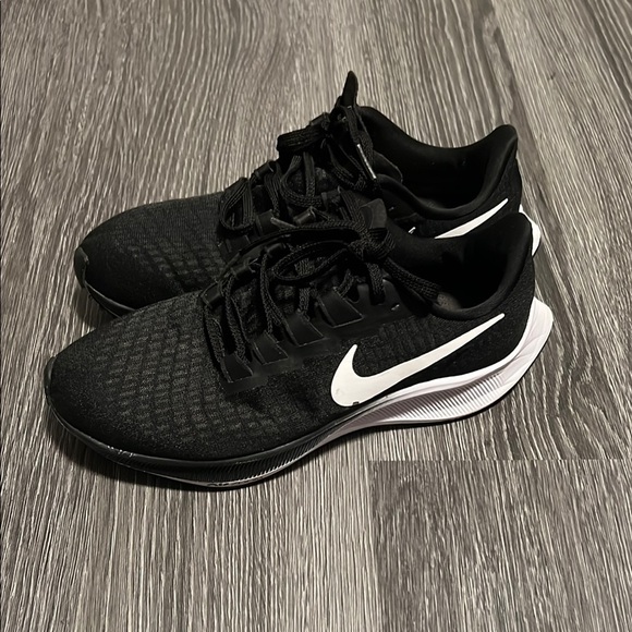 Nike Black Athletic Shoes with Textured Design - Picture 1 of 7
